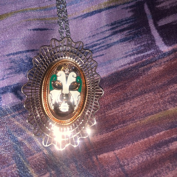 White and green enamel mask pendant - Picture 2 of 4